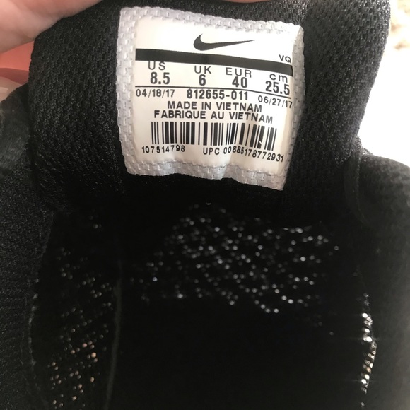 Black Nike sneakers size 8.5 good condition - Picture 2 of 3